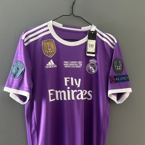 Real Madrid tröja borta tröja 2017 - Real Madrid tröja borta 2017 Ronaldo på ryggen nr 7 Ucl patch fifa World cup Patch oanvänd tagg kvar och i Storlek Medium 