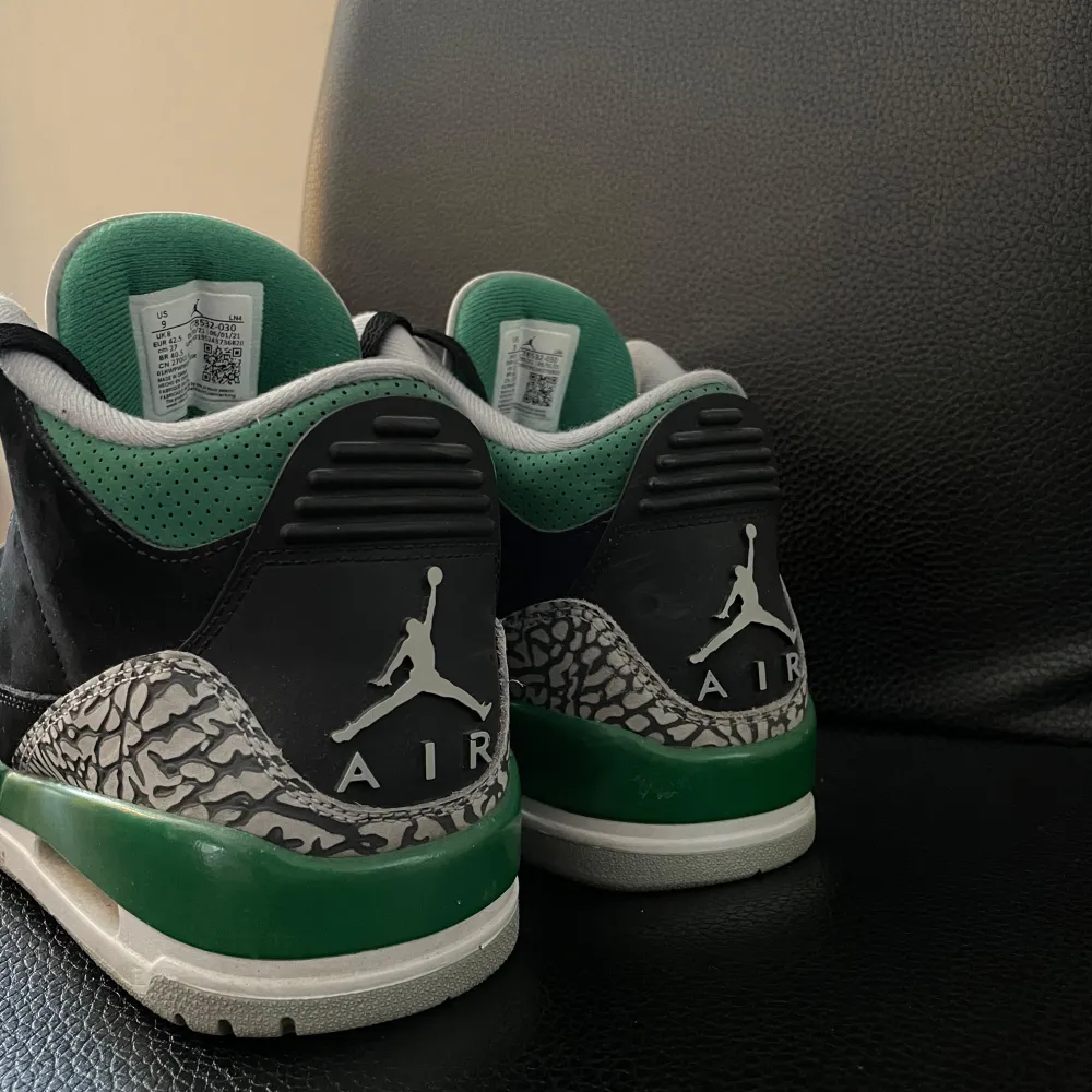 Tja, säljer nu dessa riktigt feta Jordan 3 pine green pga dem ej används längre, skorna är helt skadefria och är i topp skick, vid frågor eller funderingar är de bara o skriva. Skor.