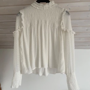 Vit blus  - Finns ingen storlek men skulle säga att det är en S. 