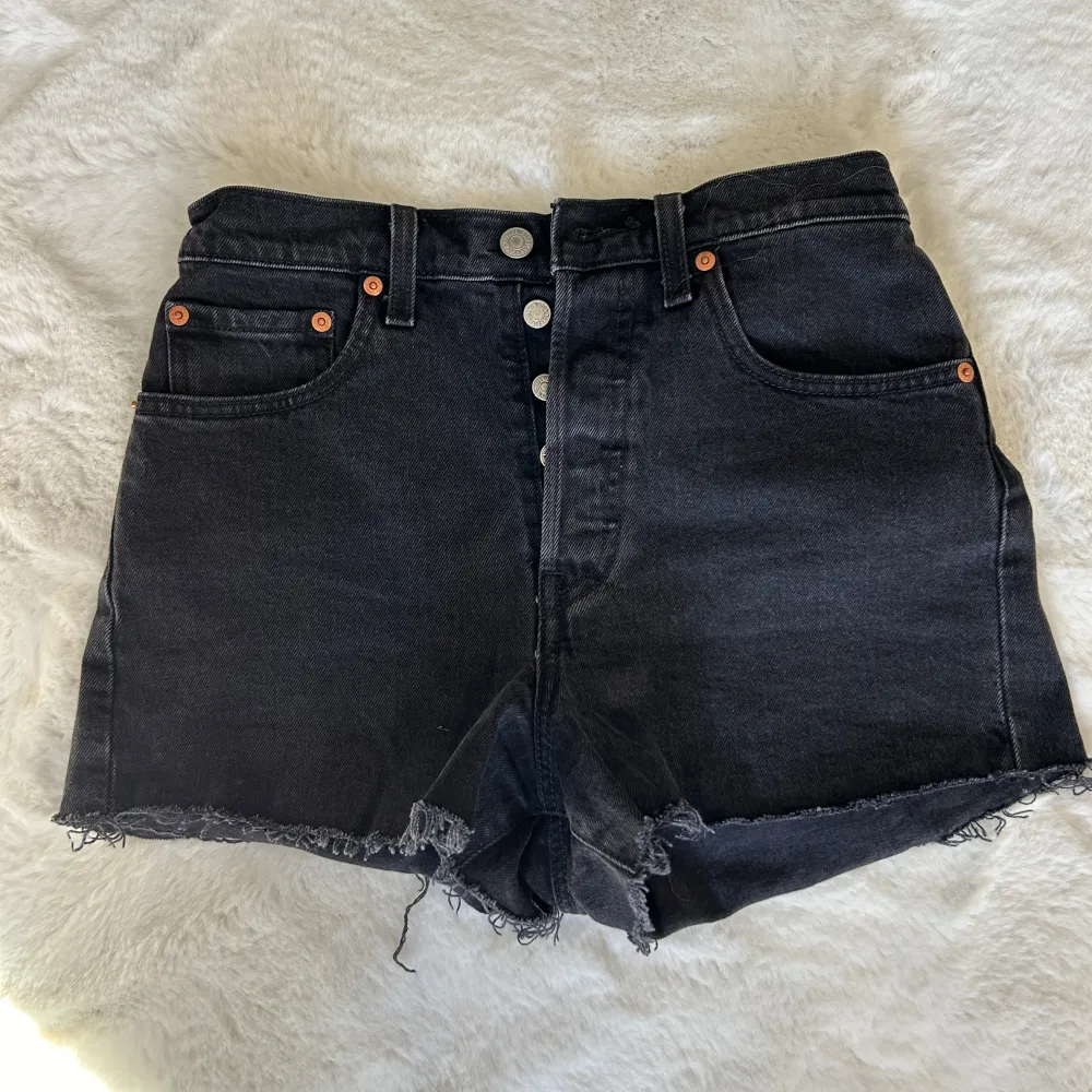 Ett par svarta Levis shorts som aldrig är använda. Storlek 27. Kan posta eller mötas i Örebro . Shortsit.