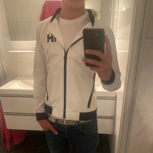 Helly Hansen jacka - Skön Helly Hansen jacka perfekt nu till hösten🤩🍁🍂| Jackan är storlek XS och passar dig som är 160-170 cm ungefär | Inga defekter eller liknande! | Hör av dig vid funderingar😁|