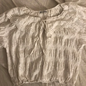 Vit blus från Zara - Säljer denna fina vita blus från zara! Använd fåtal gånger och inga defekter!💖 köparen står för frakt❤️ TRYCK EJ PÅ KÖP NU