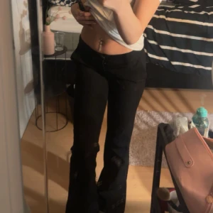 Lågmidjade kostymbyxor - Jag säljer dessa lågmidjade kostymbyxor då jag inte gillar hur dom sitter på mig längre, dom har en slits nere vid benen och är super fina och sköna men använder dom inte nå mer så tänker att jag säljer dom till nån där som har användning för dom