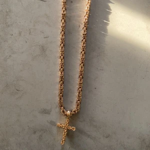 Kejsarlänk 10MM Guldplätering - Säljer då jag aldrig använder kedjan, köpt från kejsar och kommer med hänget till. Kedjan är riktigt tung och är stor då den är 10 MM bred. Kom privat för fler frågor eller bilder!😄
