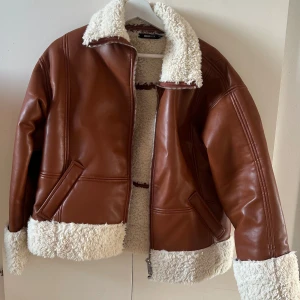 Läderjacka - Den är från Gina Tricot, stl XS  Har aldrig använt den för had känt att den inte riktigt är min stil, så den är som ny😊 