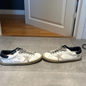 Golden goose superstar  - Skicket är 8/10 Allt OG