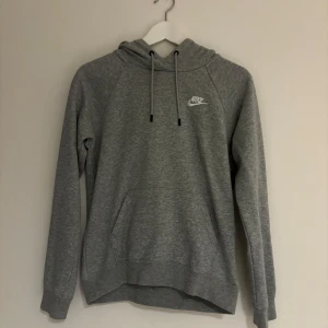 Nike hoodie grå - Säljer min gråa nike hoodie eftersom den aldrig används. Har använt 2-3 gånger. Den är i perfekt skick. Storlek xs. Original pris 799kr. Pris kan diskuteras 