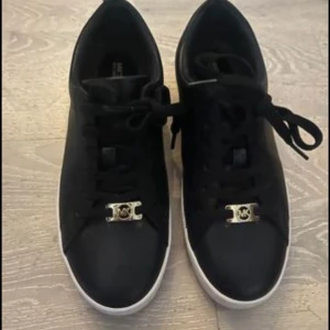 Michael kors sneakers - Storlek 35 Använda endast 1 gång tills min lilla valp bet av ena guld saken på ena skon.