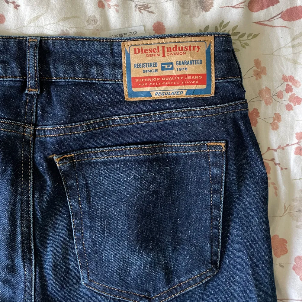 I princip helt oanvända diesel jeans! Säljer då de är lite små för mig men de är i öveigt väldigt fina. Storleken är 27/30 men skulle säga att de snarare är 32 i längden (jag är 172 och de är rätt bra i längden på mig).. Jeans & Byxor.