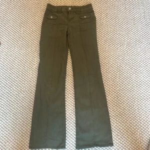 H&M jeans - Populära Jeans från H&M i mörk grön
