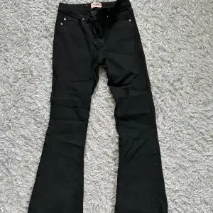 Svarta bootcut jeans från vero Moda, rätt nya och jättefina men kommer inte längre till någon användning