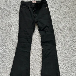 Jeans - Svarta bootcut jeans från vero Moda, rätt nya och jättefina men kommer inte längre till någon användning