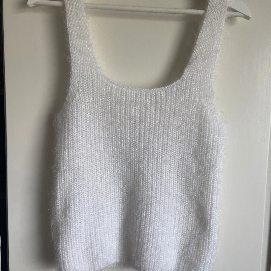 Vit stickad linnetopp