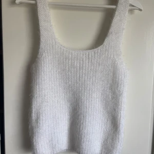 Vit stickad linnetopp - Säljer en superfin vit stickad linnetopp.