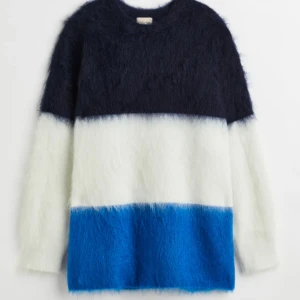 Mohair och ull tröka - Säljer dne här fina trendiga stickade tröjan i ull och mohair har klippt där nere då den var oversized så den passade lige bättre men inget som syns😊