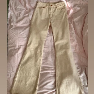 Bootcut jeans - Medium High midja  - Säljer ett par helt oanvända beige bootcut jeans. Köpte dom och insåg att de inte passade på mig. Det är inget fel med dom (Byxorna är inte smutsiga utan har en fläckig spegel 😅)