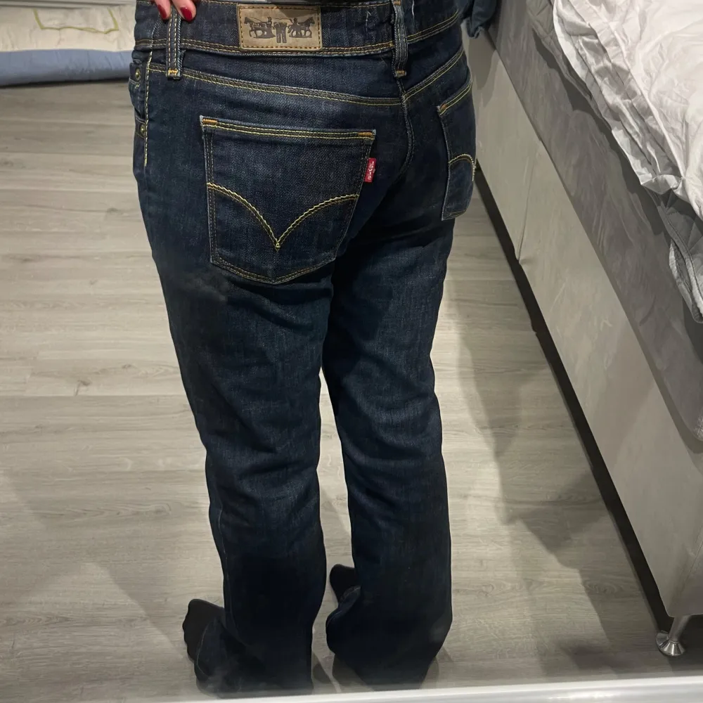 Säljer ett par snygga Levi's 572 bootcut jeans i mörkblå denim. Lågmidjade och har storleken 30/32 för stora på mig som brukar ha 26/30. . Jeans & Byxor.