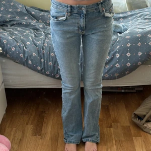 Blå jeans från Perfect Jeans - Säljer ett par snygga blå jeans från Gina Tricot (Perfect Jeans) i storlek 38. De har en klassisk bootcut-stil och är lågmidjade, men jag skulle säga att dem är mer medelhögmidjade. Det är i bra skick. Innerbenssömmen är 82cm och jag är 173 cm. 🥰