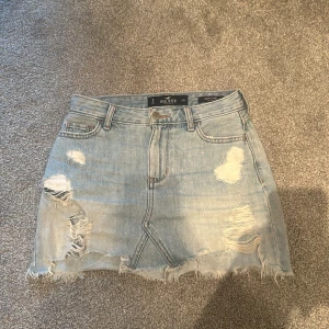 INTRESSEKOLL💋 - Intressekoll på min favorit jeanskjol! Köpt secondhand och den är pågränsen till för liten så kollar om någon är intresserad!💖