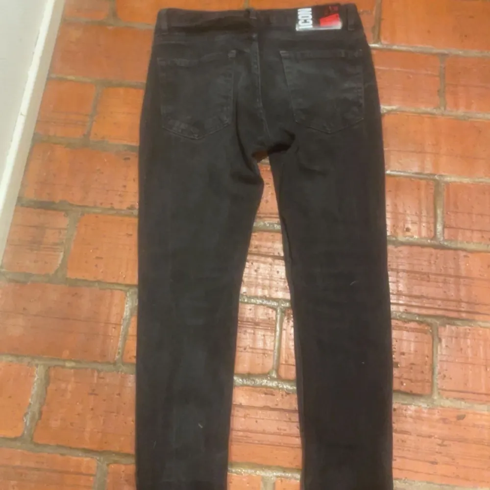 Svara och stiliga dsquared jeans som passar med allt. Skick 8/10. Det är bara att skriva vid funderingar eller liknande!. Jeans & Byxor.