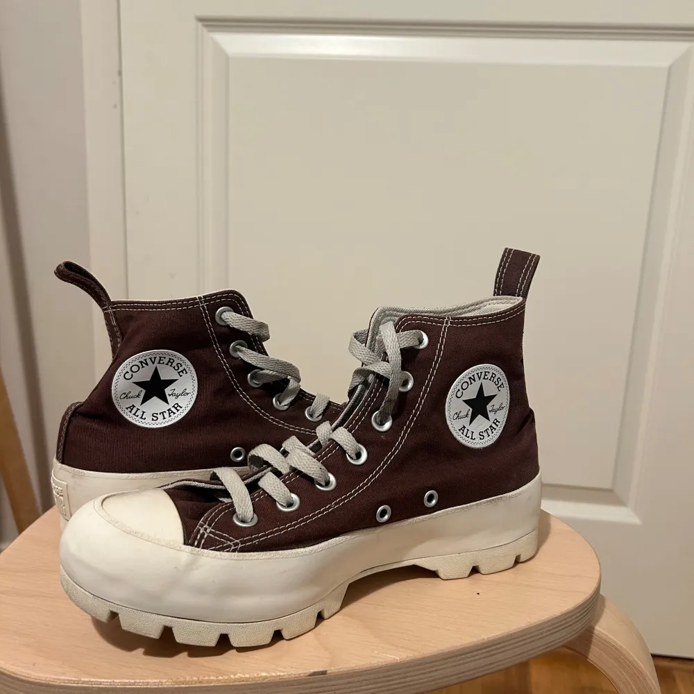 Chunky brown platform converse in size 39. Imperfections and wear shown in photos . Skor.