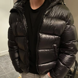 Zara puffer jacket  - Fin glansig vinter jacka som passar perfekt till höst och vinter Sparsamt använda inga skador  Utgången modell, går inte att köpa längre Pris går att diskutera vid snabb affär 