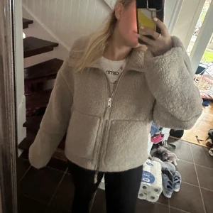 Teddy Jack  - INTRESSEKOLL! Teddy jacka från hm, slutsåld och köpt på plick i bra skick strl xs men passa även S, har lite smink på insidan av jackans krage, kan gå bort i tvätt men ej testat, inget som syns när man bär jackan🥰