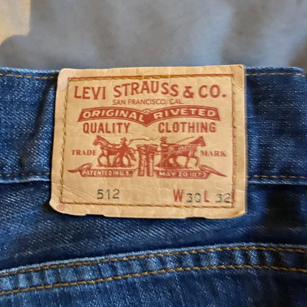 Levis jeans i modell 512 bootcut fet wash lite heelbite annars bra skick . Jeans & Byxor.