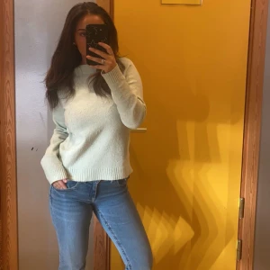 Mintgrön stickad tröja  - Mysig mintgrön stickad tröja med långa ärmar. Perfekt för kyligare dagar och enkel att matcha med jeans eller kjol.