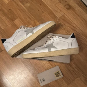 Golden goose ballstar - Säljer dessa nästan sprillans nya Golden goose ballstars de kanske är använda 3 gånger, köpta från nk och kvitto finns allt og med följer ink kvitto