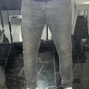 Tiger Of Sweden Jeans - Snygga grå TOS jeans i modellen Pistolero som är slim fit. Jeansen är knappt använda så i toppenskick. Vid mer frågor är de bara att skriva 💯💯