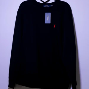 Polo Ralph Lauren Sweatshirt - Helt ny Ralph Lauren sweatshirt med det klassiska logotypbroderiet på bröstet. Tröjan har långa ärmar och en rund halsringning. Perfekt för en avslappnad och snygg look. Fler storlekar finns i min profil.😊