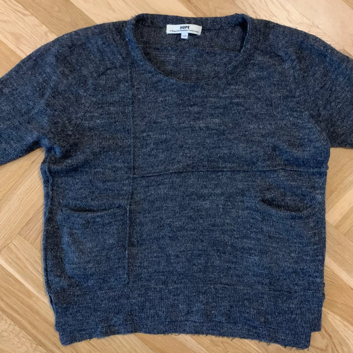 Mörkgrå stickad tröja från Hope