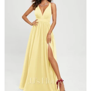 Gul balklänning  - Superfin gul balklänning från JJ's House med djup v-ringning och smala axelband som korsas i ryggen. Banden går att justera. Klänningen har en slits framtill. Originalpris 1400 + frakt på 300. Jag är 175 cm. Använd en gång. Storlek 40.  skulle säga att den sitter som en small. Lite smutsig längst ner vid fötterna ( bild kan skickas ) men inget som syns tydligt 