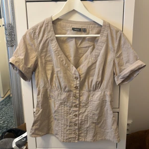 Blus  - Söt blus köpt second hand! Storlek M men passar S också.