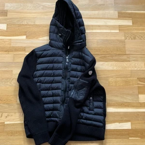 Moncler cardigen - Moncler cardigen använd ett fåtal gånger men som ny. Går att skana 