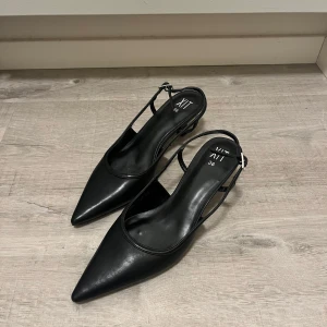 Svarta klack strl 36 - Svarta klack strl 36. Klackhöjd 5cm. Aldrig använda, endast testade inomhus. 