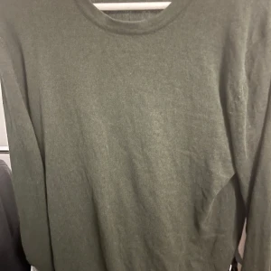 Grön tröja från Jack & Jones - Snygg grön tröja från Jack & Jones. Perfekt för en avslappnad stil med sin enkla design och bekväma passform.