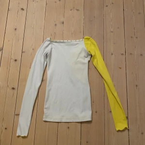 Vit och gul långärmad topp med snörning - Säljer en fin vit långärmad karisma tröja med gula detaljer. Storleken är L Child och jag har använt den ett par gånger. Den är i mycket bra skick fast det kan finnas lite nopper på tröjan men inget man tänker på.