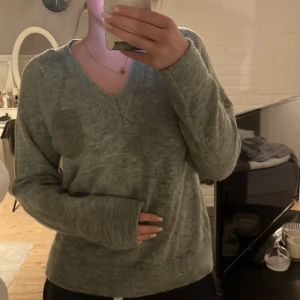 Grön stickad tröja - Stickad tröja mer åt det gröna hållet. Använder inte längre. 