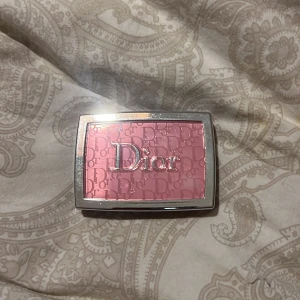 Rosa rouge från Dior - Säljer ett rosa rouge från Dior Backstage med en elegant förpackning och spegel. Perfekt för att ge kinderna en naturlig och fräsch glöd. Den är använd men finns väldigt mycket kvar av produkten, ger en väldigt fin ljusrosa look😍😍