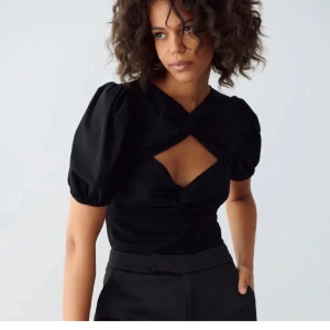 Gina topp - Snyggaste svarta toppen från gina men säljer du den inte kommer till användning längre❤️ pris kan diskuteras vid snabb affär❤️ lånade bilder❤️ bara att höra av er vid frågor eller intresse❤️