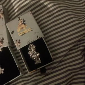 Silverfärgade blommig hårklämma - En hårklämma från IOAKU 