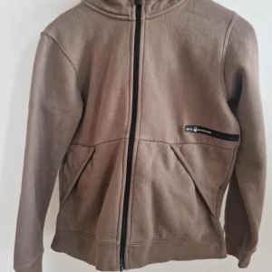 Brun fleecejacka från Sail Racing - Säljer en brun sip tröja från Sail Racing. Jackan har långa ärmar och en enkel design med en liten logotyp på bröstet. Den är tvär fett men har tyvärr slutat använda den.