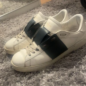 Valentino open 43 - Tja, säljer ett par fina valentino opens i färgen blå, de är i fint skick och inte använda mycket alls, dessa är i storlek 43, säljer dessa för 2599kr PRIS KAN DISKUTERAS!🙌 skriv för funderingar eller bilder svarar så fort jag kan 🤝