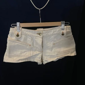 Vita shorts från Mng - Mina favorit shorts, jätte lågmidjade och korta, passar tyvärr inte mig längre. Snygga vita shorts från Mng med låg midja och knappdetaljer. Perfekta för varma sommardagar. De har praktiska fickor både fram och bak.