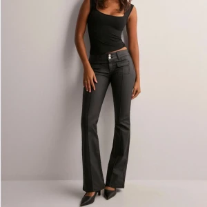 Skinn byxor  - Säljer dessa jättesnygga skinn byxor från Nelly!  Säljer då de inte kommer till användning, har använt 2 gånger🥰Köpte för 699 kr och jag säljer för 500 kr. De är i storlek 36😍Klicks på ”köp nu” om du vill köpa!