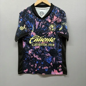 Färgglad fotbollströja från Club América - Snygg och unik fotbollströja från Club América med ett färgglatt mönster i rosa, blått och svart. Tröjan har korta ärmar och flera sponsorloggor, inklusive Caliente och Corona. Perfekt för fans som vill sticka ut!