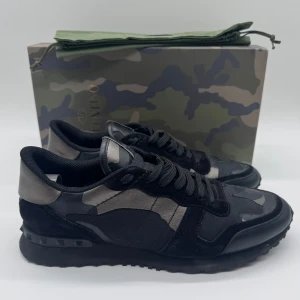 NYA VALENTINO ROCKRUNNERS  - - Valentino Rockrunners- Skick: 10/10 (NYA) - Tillbehör: Box - Storlek 45 - Nypris ca 7500kr - deluxecloset 