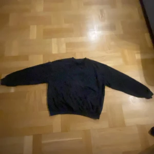 Svart tröja från 157 - Säljer en svart tröja från 157 i storlek M. Tröjan har en enkel design med långa ärmar och rund hals. Perfekt för en avslappnad stil.